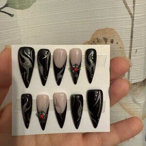 Elegant Black and Silver Press-On Nails